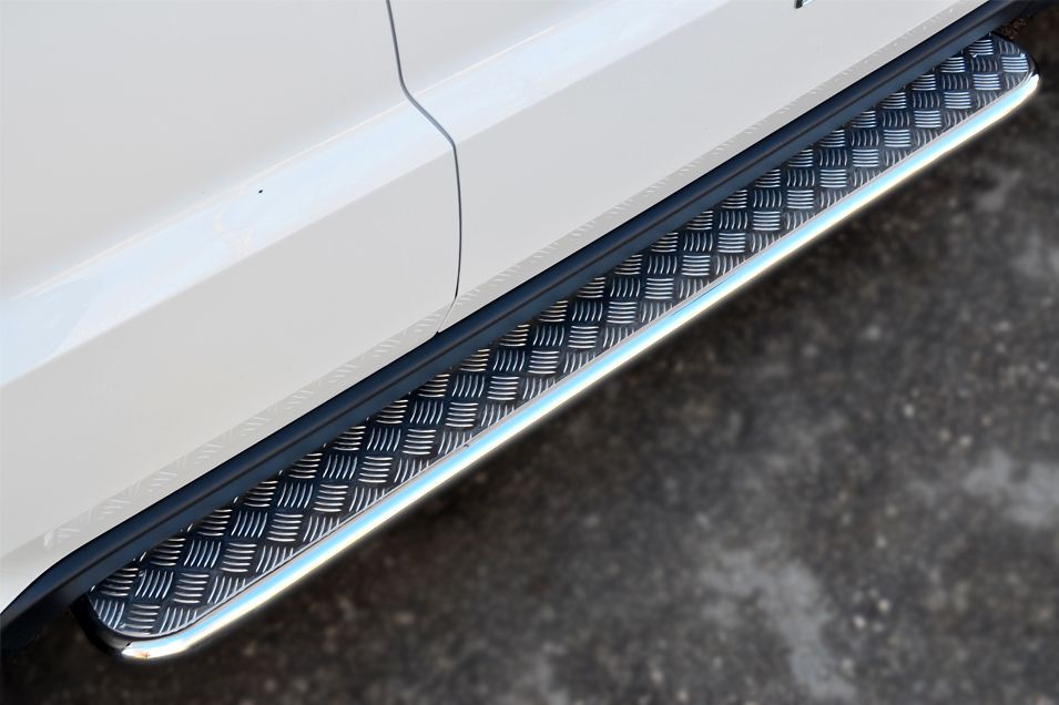 Защита порогов RusStal труба d42 с листом для Jeep Grand Cherokee WK2 2013-2026. Артикул JGCL-001532