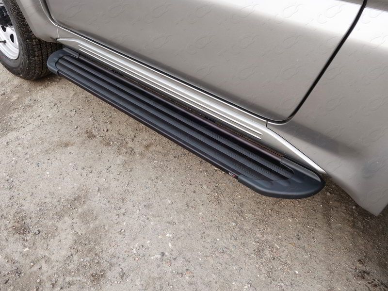 Пороги алюминиевые ТСС Slim Line Black 1200 мм для Suzuki Jimny III рестайлинг 2012-2018. Артикул SUZJIM16-26B