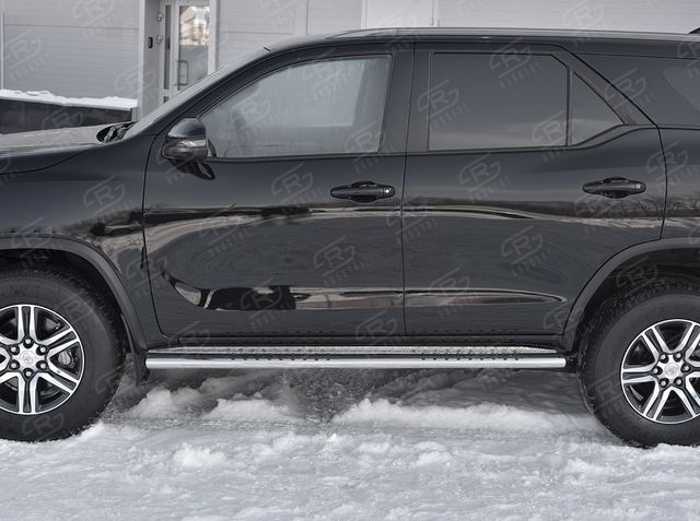 Защита порогов RusStal труба 120x60 овал с проступью (Лист алюм пыльник) для Toyota Fortuner II 2020-2026. Артикул TFRO-003532