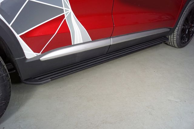 Пороги алюминиевые ТСС Slim Line Black 1820 мм для Geely Tugella 2020-2022, 2022-2026. Артикул GEELTUG20-28B