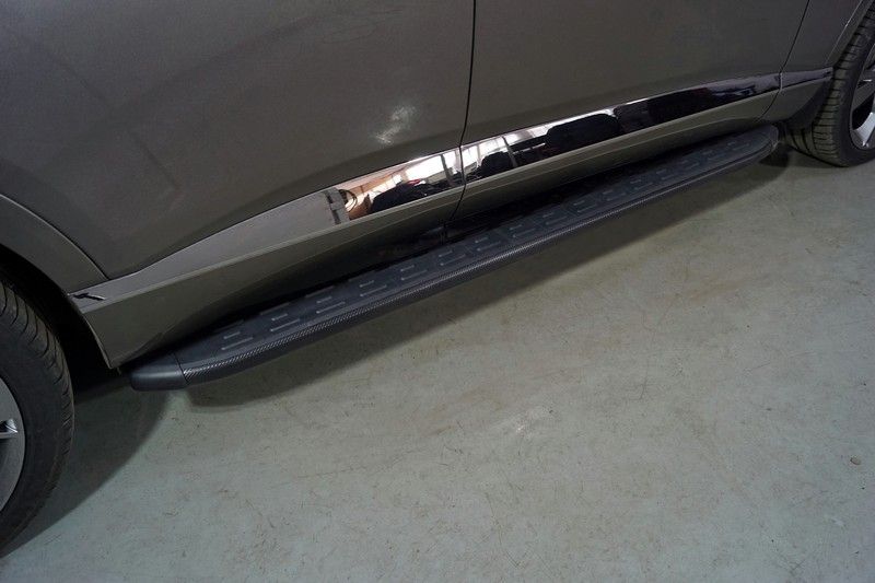 Пороги алюминиевые ТСС с пластиковой накладкой 1920 мм для Genesis GV80 4WD 3D 2020-2026 Карбон черные. Артикул GENESGV8020-09BL