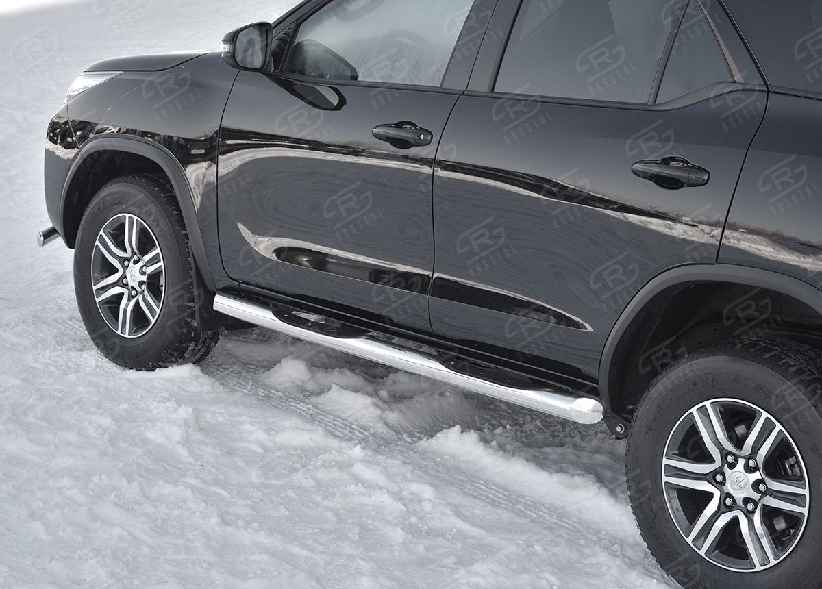 Защита порогов RusStal труба d76 с накладкой (вариант 1) для Toyota Fortuner II 2020-2026. Артикул TFRT-0035341