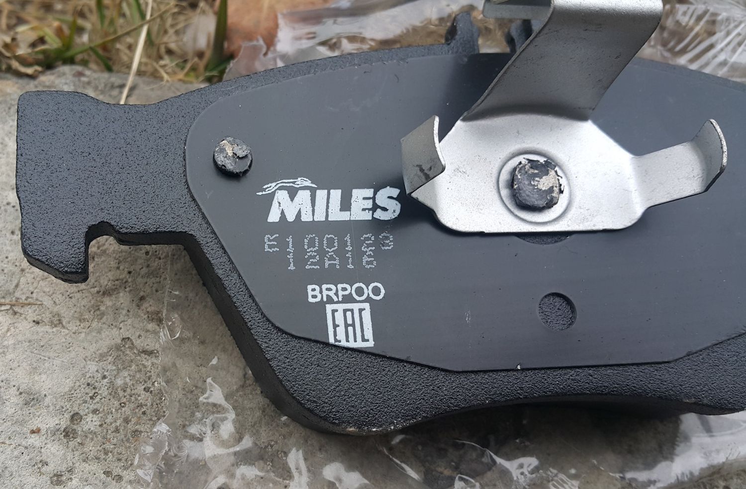 Тормозные колодки Miles (Semi-Metallic). Артикул E100123