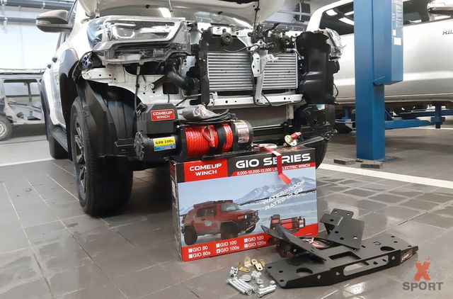Установочный комплект 4x4Sport с лебедкой Comeup GIO 100S электрическая 12V 10000 lbs 4535 кг (cинтетический трос) для Toyota Hilux VIII рестайлинг 2020-2024. Артикул SET-THVIIIR-853839