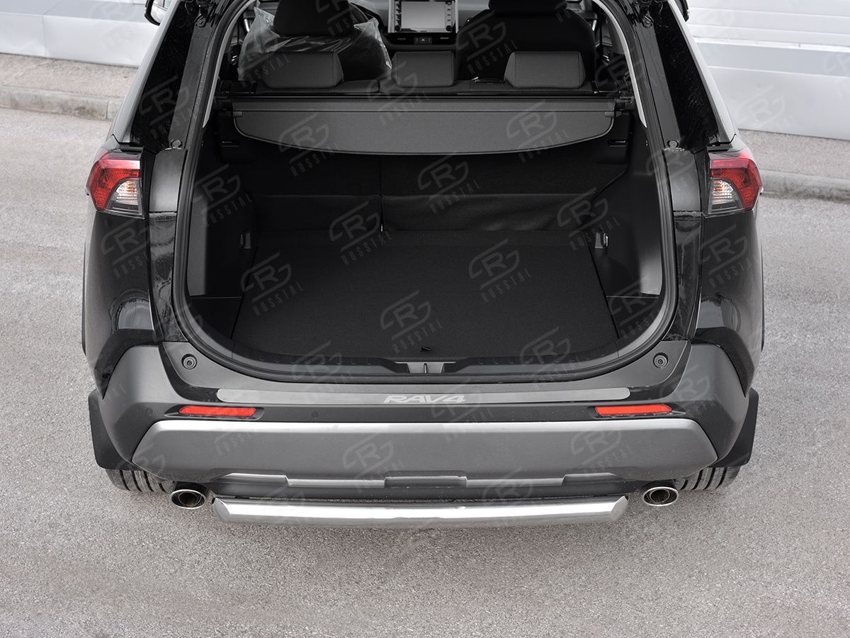 Накладка RusStal на задний бампер (лист нерж. шлифованный с надписью) для Toyota RAV V 2018-2026. Артикул TR4N-003372