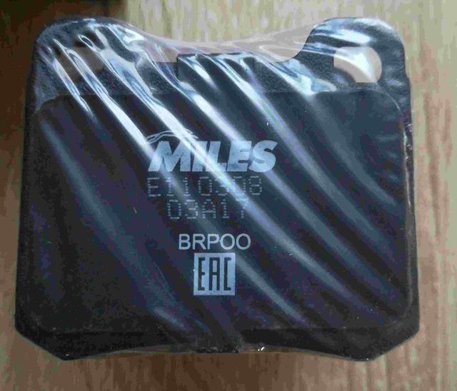 Тормозные колодки Miles (Semi-Metallic) задние для Mercedes-Benz W124, A124 1984-1993. Артикул E110308