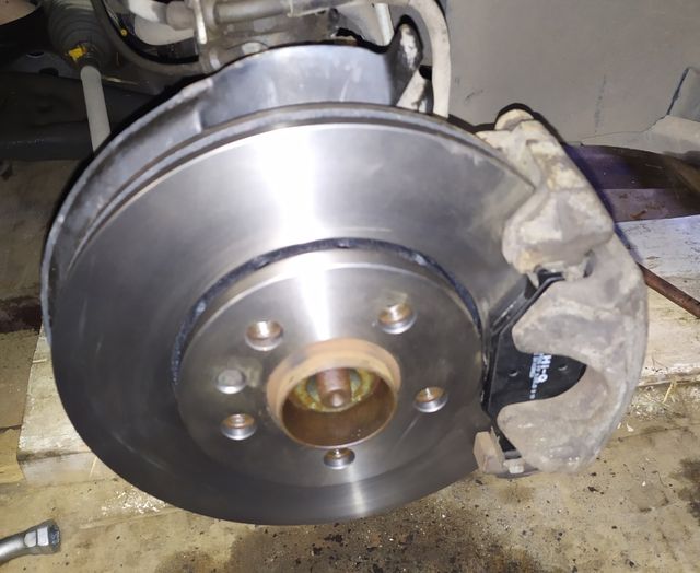 Тормозной диск Miles передний для Skoda Rapid I 2012-2019. Артикул K000412