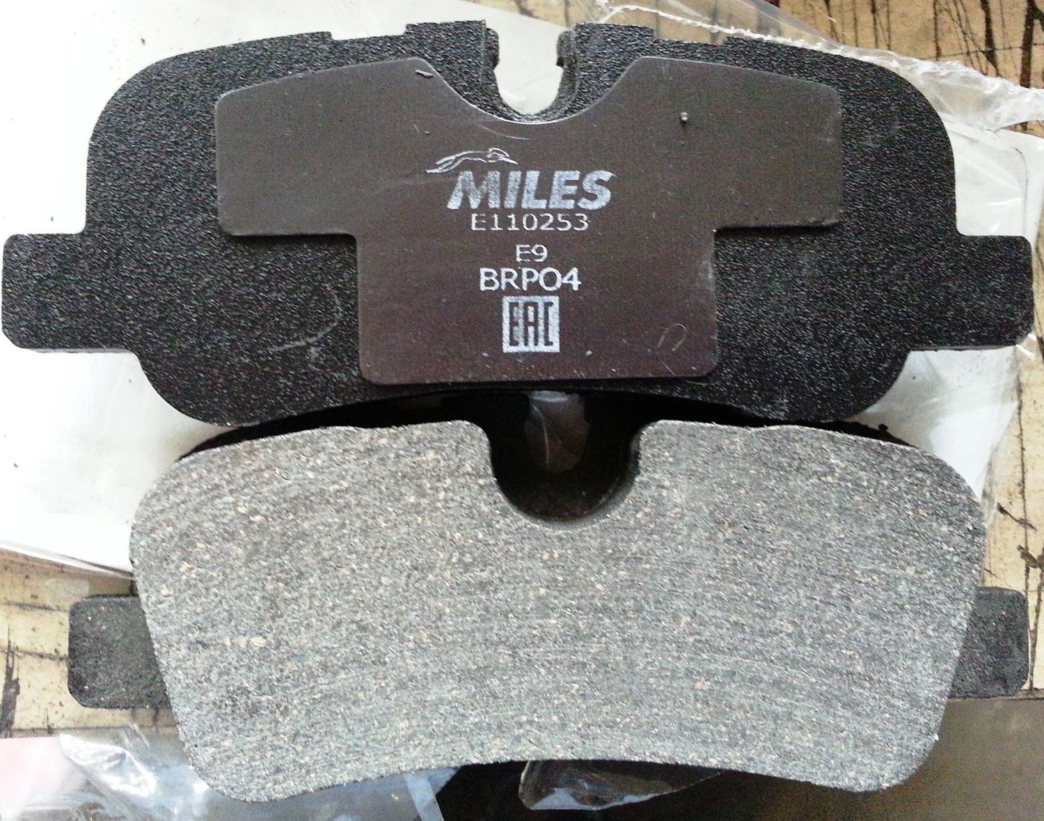 Тормозные колодки Miles (Semi-Metallic). Артикул E110253