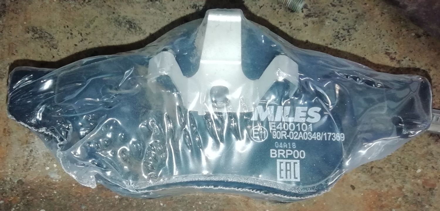 Тормозные колодки Miles (Low-Metallic). Артикул E400101