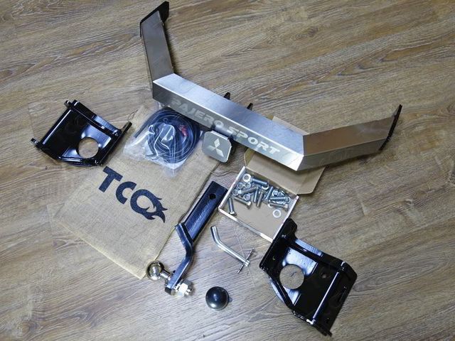 Фаркоп ТСС оцинкованный под американский квадрат с накладкой с надписью Pajero Sport для Mitsubishi Pajero Sport III до рестайлинга 2016-2020 (нерж. шар). Артикул TCU00117N