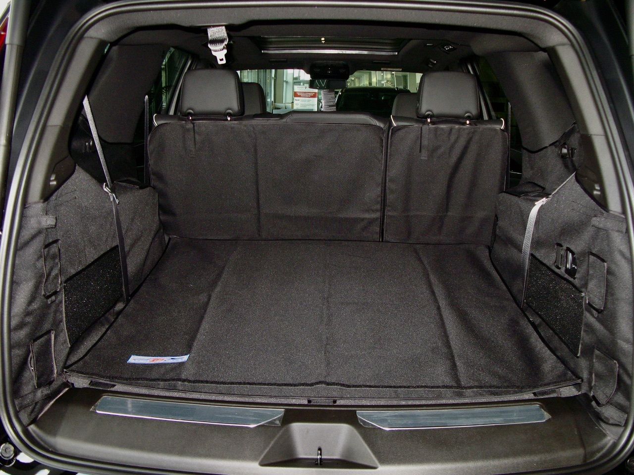 Защитный чехол AUTOSMSTUDIO "Maxi" в багажник автомобиля для Cadillac Escalade V 05.2021-2026, черный. Артикул TP-CHTA-V-MAXI-BL