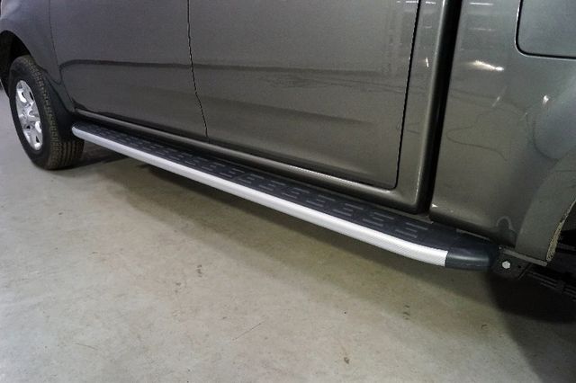 Пороги алюминиевые ТСС с пластиковой накладкой 2220 мм для Great Wall Wingle 7 4WD 2.0 TD 2020-2026 Карбон серебро. Артикул GRWALWING720-16SL