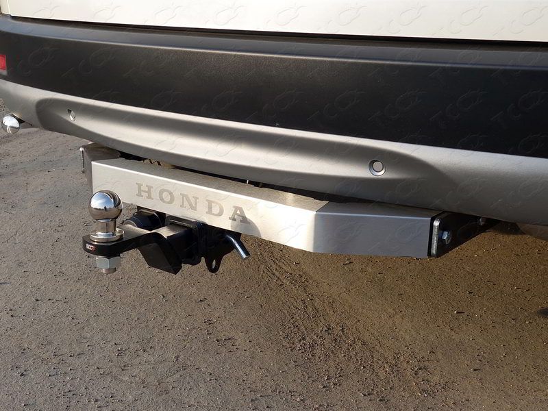 Фаркоп ТСС оцинкованный под американский квадрат для Honda CR-V V 2016-2022 с накладкой с надписью Honda. Артикул TCU00116N