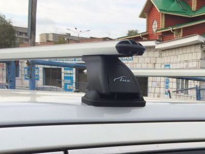 Багажник на крышу Люкс на штатные места для Toyota Highlander III 2014-2019 (Аэродинамические дуги шириной 52 мм). Артикул 842129+698881