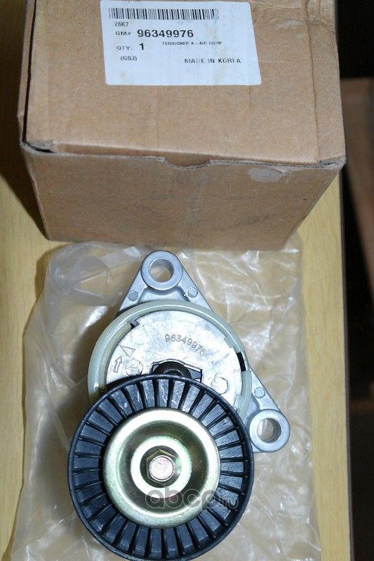 Натяжной ролик (натяжитель) приводного поликлинового ремня General Motors. Артикул 96349976