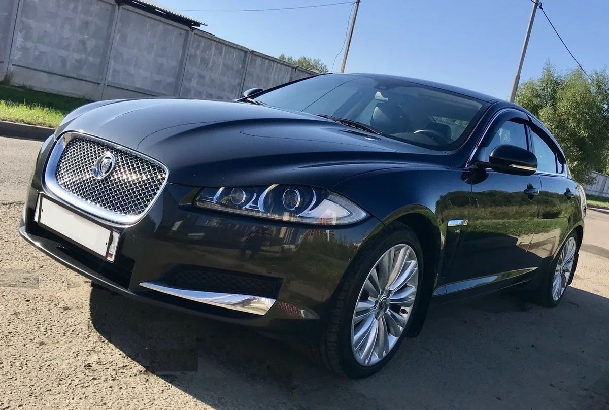 Дефлекторы Cobra Tuning для окон (c хром. молдингом) Jaguar XF седан 2008-2015. Артикул J20208CR