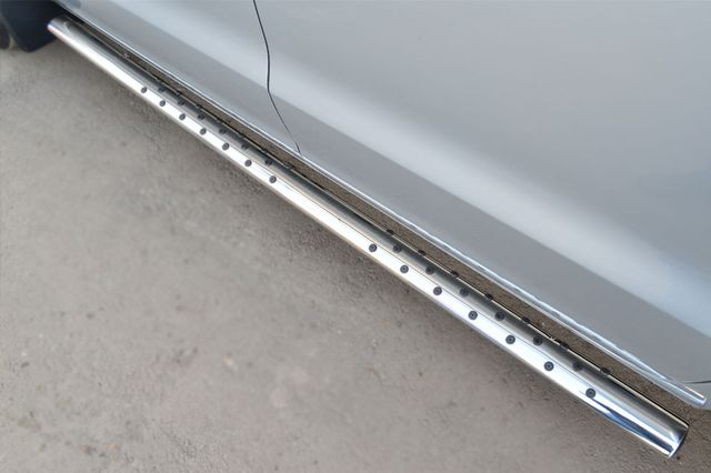 Защита порогов RusStal труба 75/42 овал с проступью для Volkswagen Amarok 2010-2015. Артикул VAKO-001564