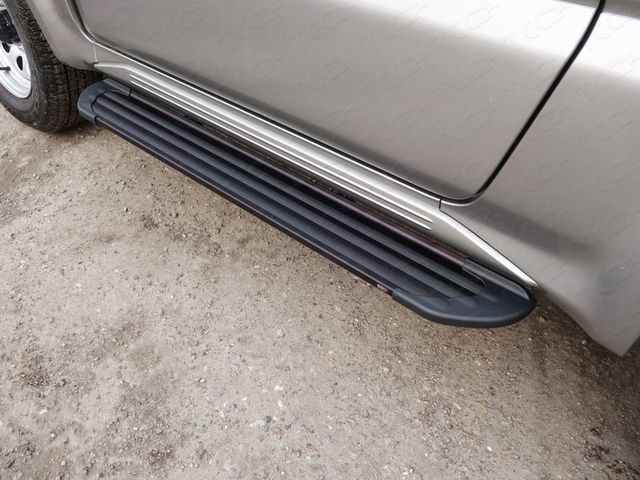 Пороги алюминиевые ТСС Slim Line Black 1200 мм для Suzuki Jimny III рестайлинг 2012-2018. Артикул SUZJIM16-26B