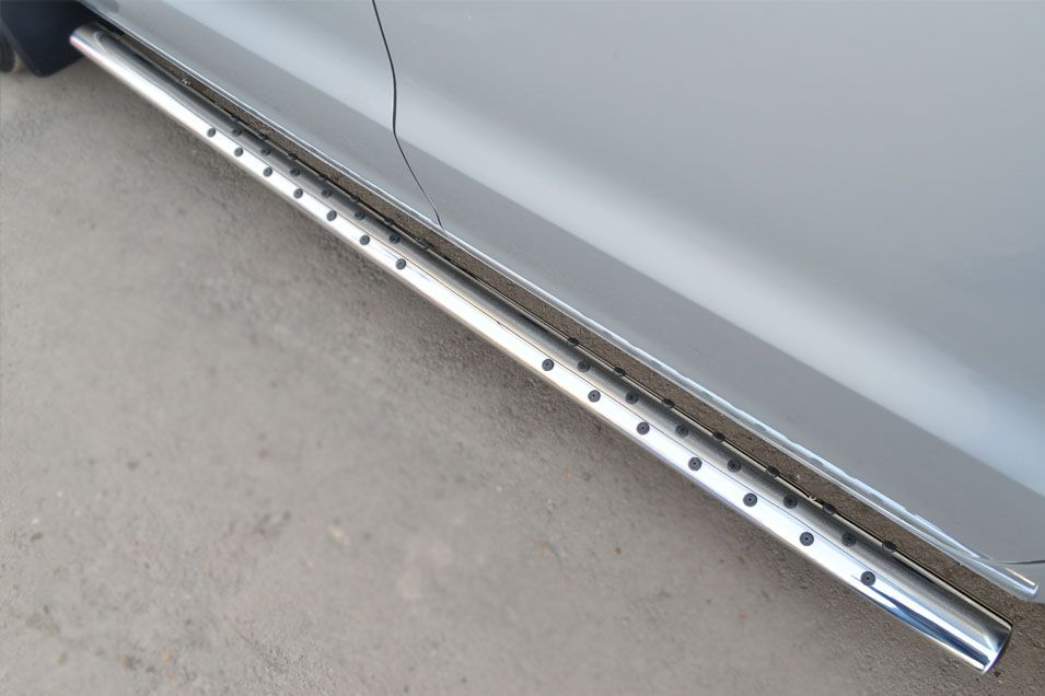 Защита порогов RusStal труба 75/42 овал с проступью для Volkswagen Amarok 2010-2015. Артикул VAKO-001564