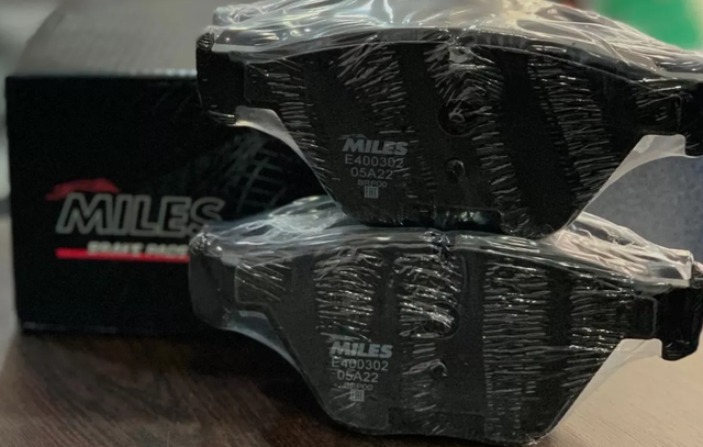 Тормозные колодки Miles (Low-Metallic). Артикул E400302