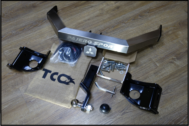 Фаркоп ТСС под американский квадрат для Mitsubishi Pajero Sport III до рестайлинга 2016-2020 с накладкой с надписью Pajero Sport. Артикул TCU00229