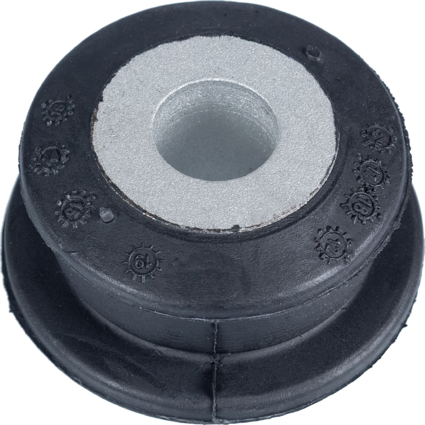 Сайлентблок передней балки SWAG (резина/металл). Артикул 30 75 0009