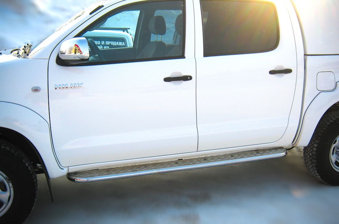 Защита порогов RusStal труба d42 с листом для Toyota Hilux VII 2011-2015. Артикул TLT-000009