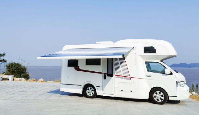 Маркиза автомобильная РИФ 4,0х2,5 м кассетная, привод механический, электромотор, корпус белый. Артикул RIF5533-4025M