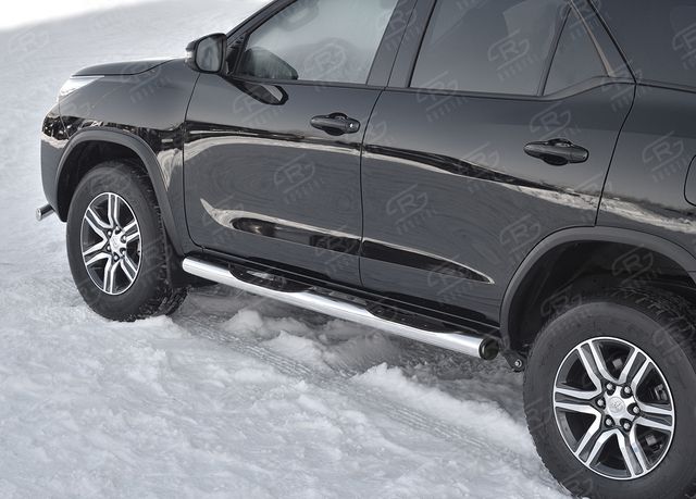 Защита порогов RusStal труба d76 с накладкой (вариант 2) для Toyota Fortuner II (для России) 2017-2020. Артикул TFT-0028862