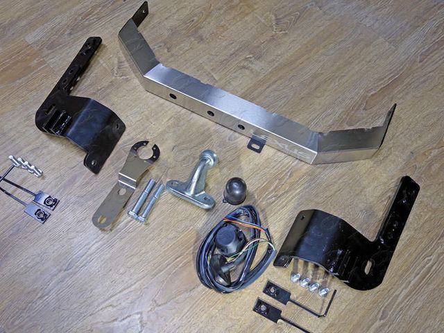 Фаркоп оцинкованный ТСС для Lexus LX 570 2007-2021 с накладкой с надписью Lexus . Артикул TCU00052