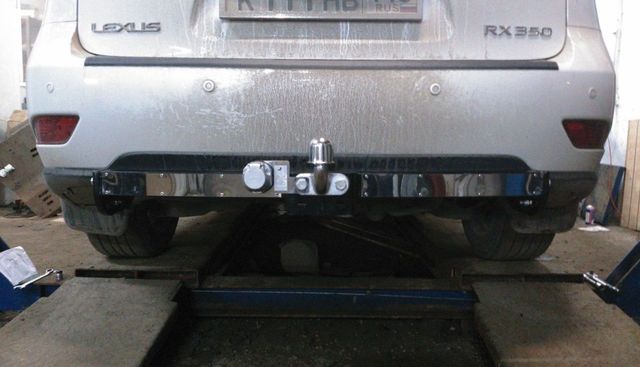 Фаркоп Лидер-Плюс для Toyota Highlander II 2007-2010 (с накладкой из нерж. стали). Фланцевое крепление. Артикул L101-F(N)