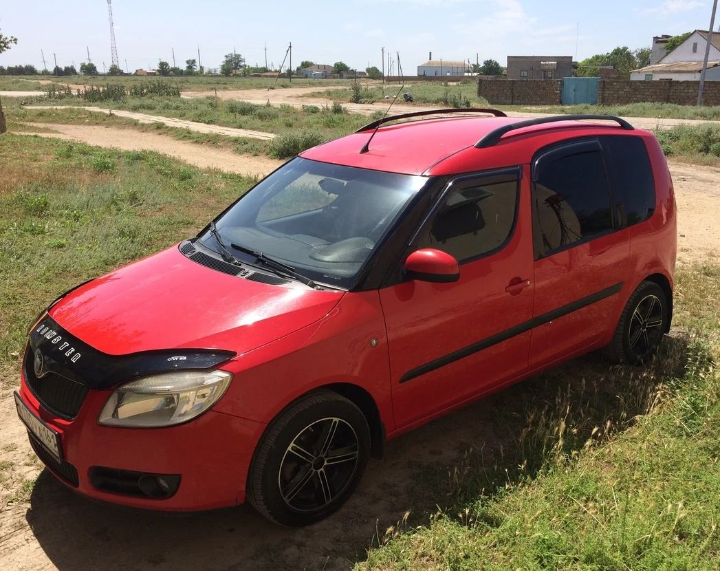 Дефлектор Vip-Tuning для капота Skoda Roomster I рестайлинг 2010-2015. Артикул SK08