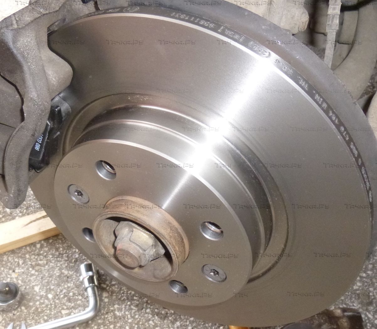 Тормозной диск Bosch передний для Renault Symbol ll 2010-2014. Артикул 0 986 479 164