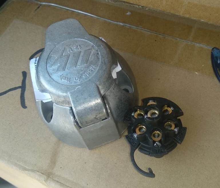 Розетка RamredAC подключения прицепа (12В) 7-полюсная металлическая. Артикул TFG031EB