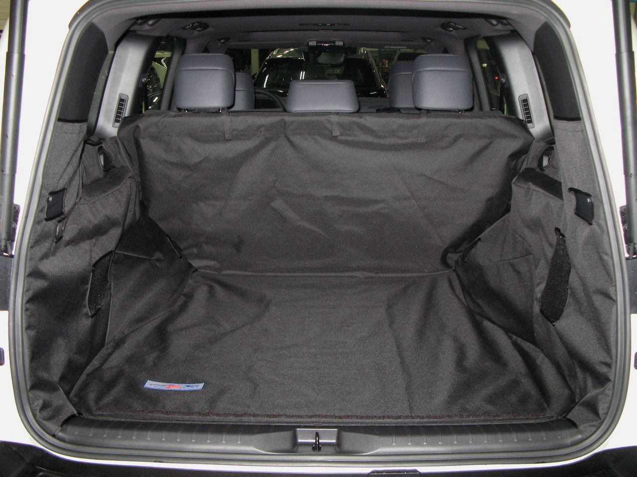 Защитный чехол AUTOSMSTUDIO "Standart" в багажник автомобиля для Toyota Land Cruiser 300 (5 мест) 06.2021-2026, черный. Артикул TP-LC300-STD-BL