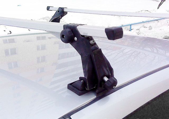 Багажник на крышу Атлант Эконом креп. за дверные проемы для Lada Kalina седан, хэтчбек 2004-2018 (Прямоугольные дуги). Артикул 8931