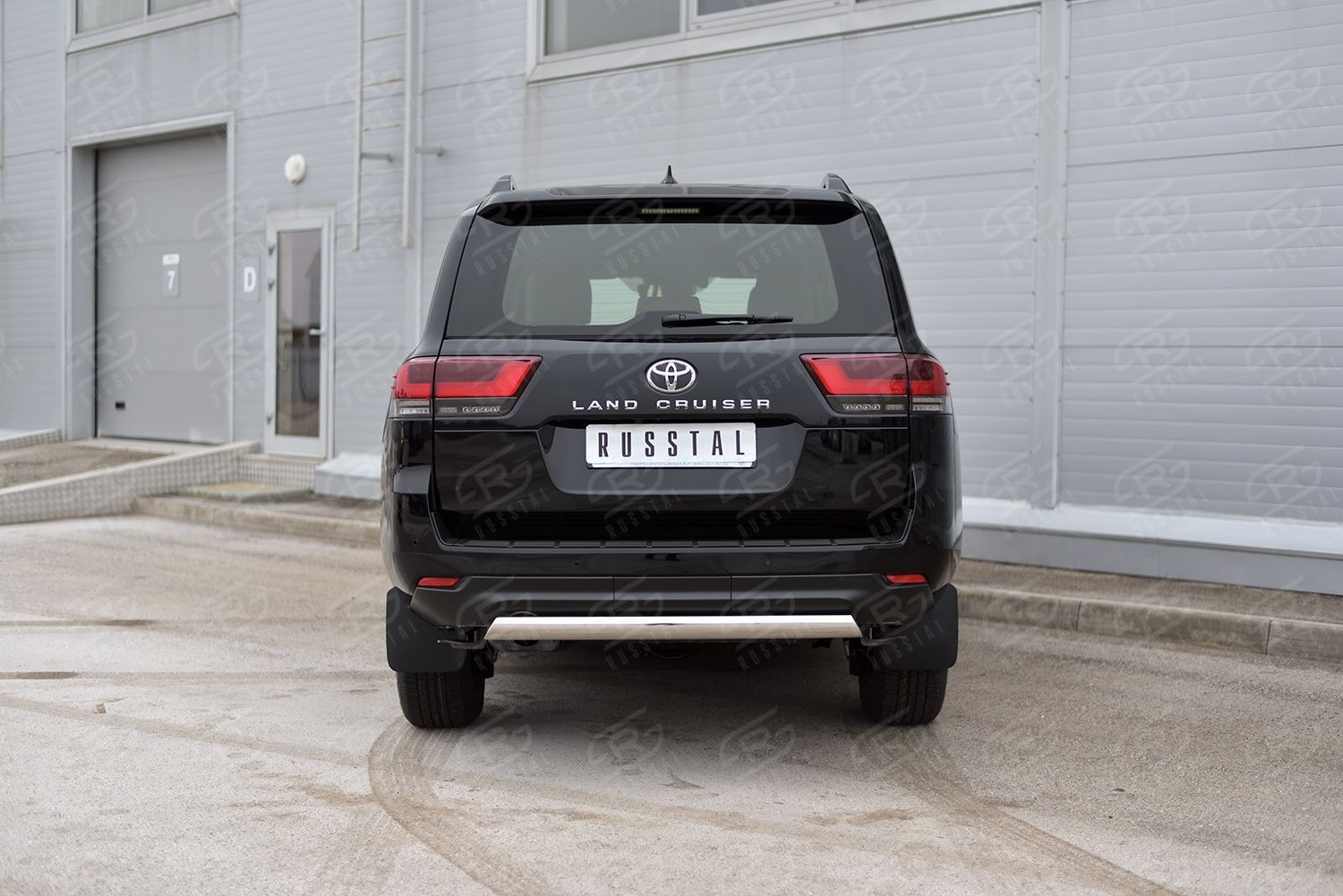 Защита RusStal заднего бампера d75х42 дуга для Toyota Land Cruiser 300 2021-2026. Артикул TLCZ-003788