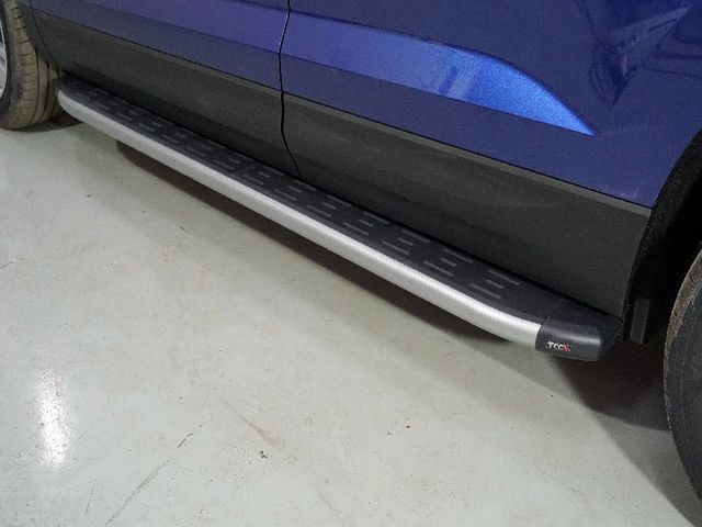 Пороги алюминиевые ТСС с пластиковой накладкой 1720 мм для Skoda Karoq 2020-2026 Карбон серебро. Артикул SKOKAR20-27SL