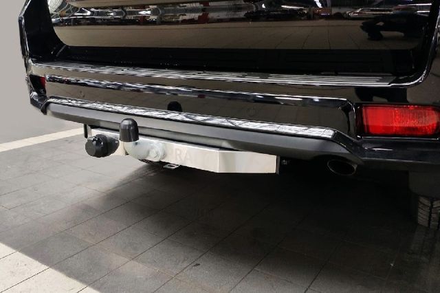 Фаркоп оцинкованный ТСС для Toyota Land Cruiser Prado 150 Black Onyx 2020-2023 с накладкой с надписью Prado. Артикул TCU00167