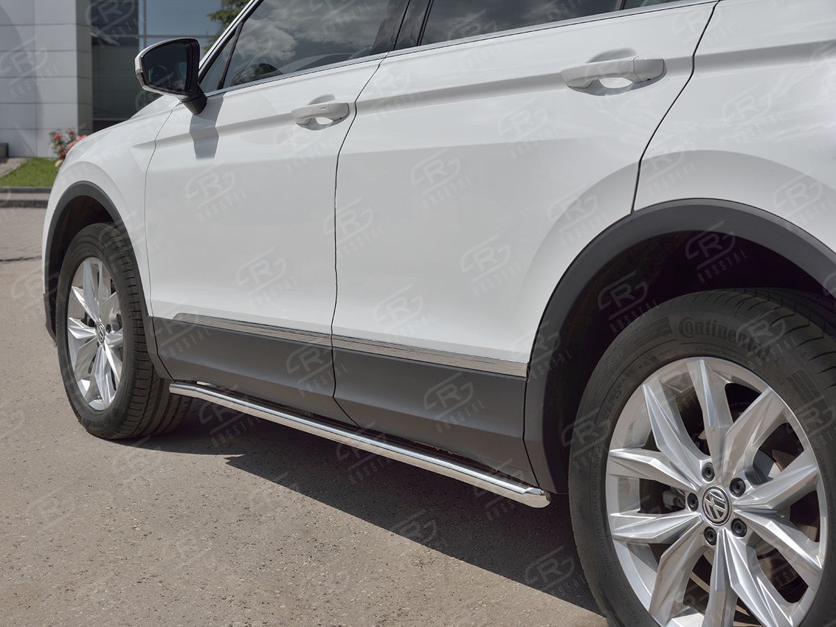Защита порогов RusStal труба d42 секции (вариант 1) для Volkswagen Tiguan II рестайлинг 2020-2026 (кроме R-Line). Артикул VGT-0035781