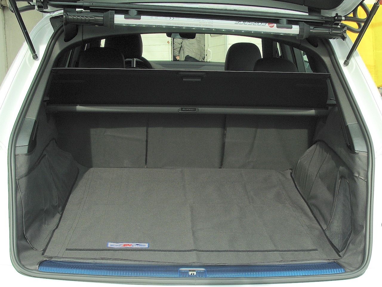 Защитный чехол AUTOSMSTUDIO "Maxi" в багажник автомобиля для Audi Q7 II 2015-2026, черный. Артикул TP-Q7-II-MAXI-BL