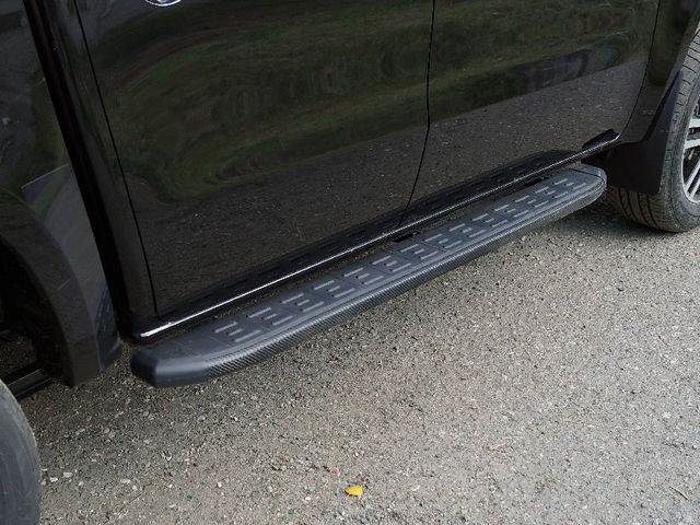 Пороги алюминиевые ТСС с пластиковой накладкой 1920 мм для Dongfeng DF6 2.3D Luxury 2022-2026 Карбон черные. Артикул DONGFDF622-28BL