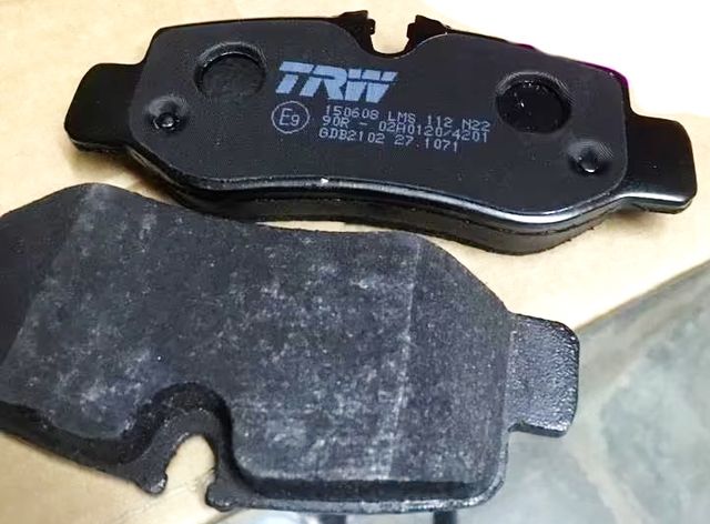 Тормозные колодки TRW. Артикул GDB2102