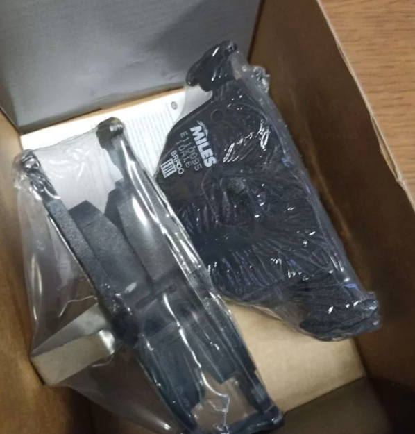 Тормозные колодки Miles (Semi-Metallic) задние для Alpina Roadster Z8 2002-2003. Артикул E110095