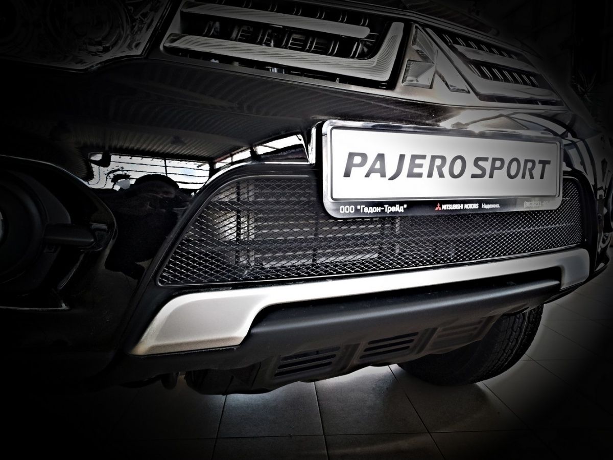 Сетка Arbori на решётку бампера, черная 15 мм для MITSUBISHI Pajero Sport 2014-2026. Артикул 01-380514-15B