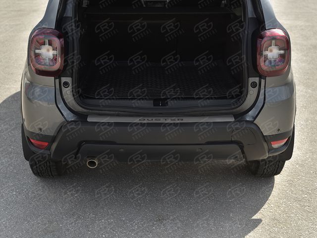 Накладка на задний бампер (лист нерж., шлифованный с надписью) RusStal для Renault Duster II 2021-2023. Артикул RDN-003813