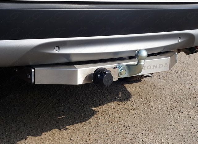 Фаркоп ТСС оцинкованный для Honda CR-V V 2016-2022 с накладкой с надписью Honda. Артикул TCU00115