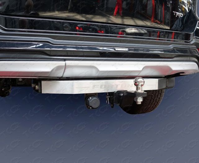 Фаркоп ТСС оцинкованный под американский квадрат для Toyota Fortuner TRD 2019-2026 с накладкой из нержавеющей стали. Артикул TCU00140