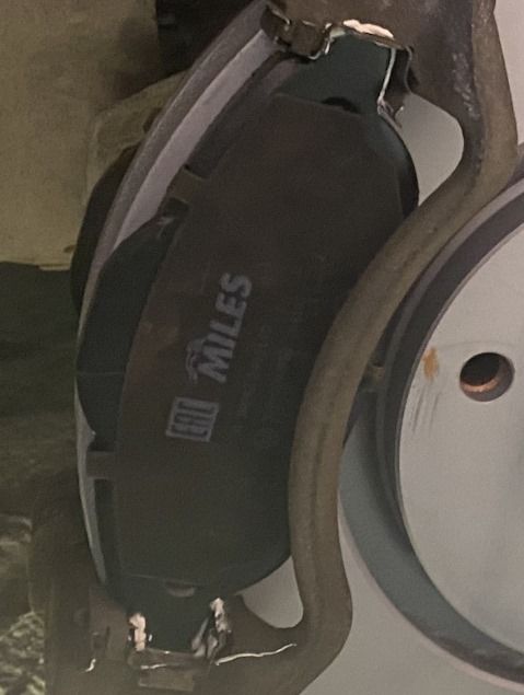 Тормозные колодки Miles (Low-Metallic). Артикул E400145