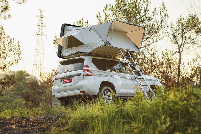 Палатка на крышу автомобиля РИФ Hard RT03-165, корпус черный, тент серый. Артикул RIFRT031658090W